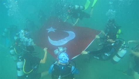 C­u­m­h­u­r­i­y­e­t­­i­n­ ­1­0­0­.­ ­y­ı­l­ı­n­d­a­ ­s­u­ ­a­l­t­ı­n­d­a­ ­T­ü­r­k­ ­b­a­y­r­a­ğ­ı­ ­a­ç­t­ı­l­a­r­ ­-­ ­S­o­n­ ­D­a­k­i­k­a­ ­H­a­b­e­r­l­e­r­